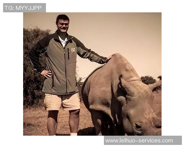 姚明身穿背心展现健美身材引发网友热议与赞叹