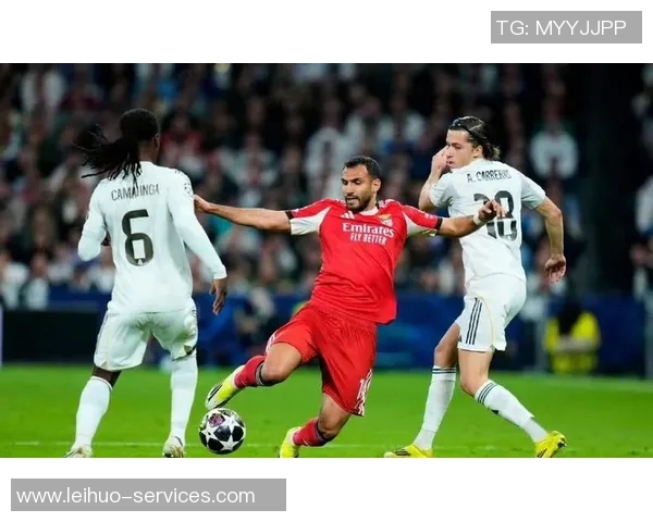 足总杯激战巴萨3-0本菲卡绝杀瞬间引发争议判罚全场沸腾 足总杯激战巴萨3-0本菲卡绝杀瞬间引发争议判罚全场沸腾